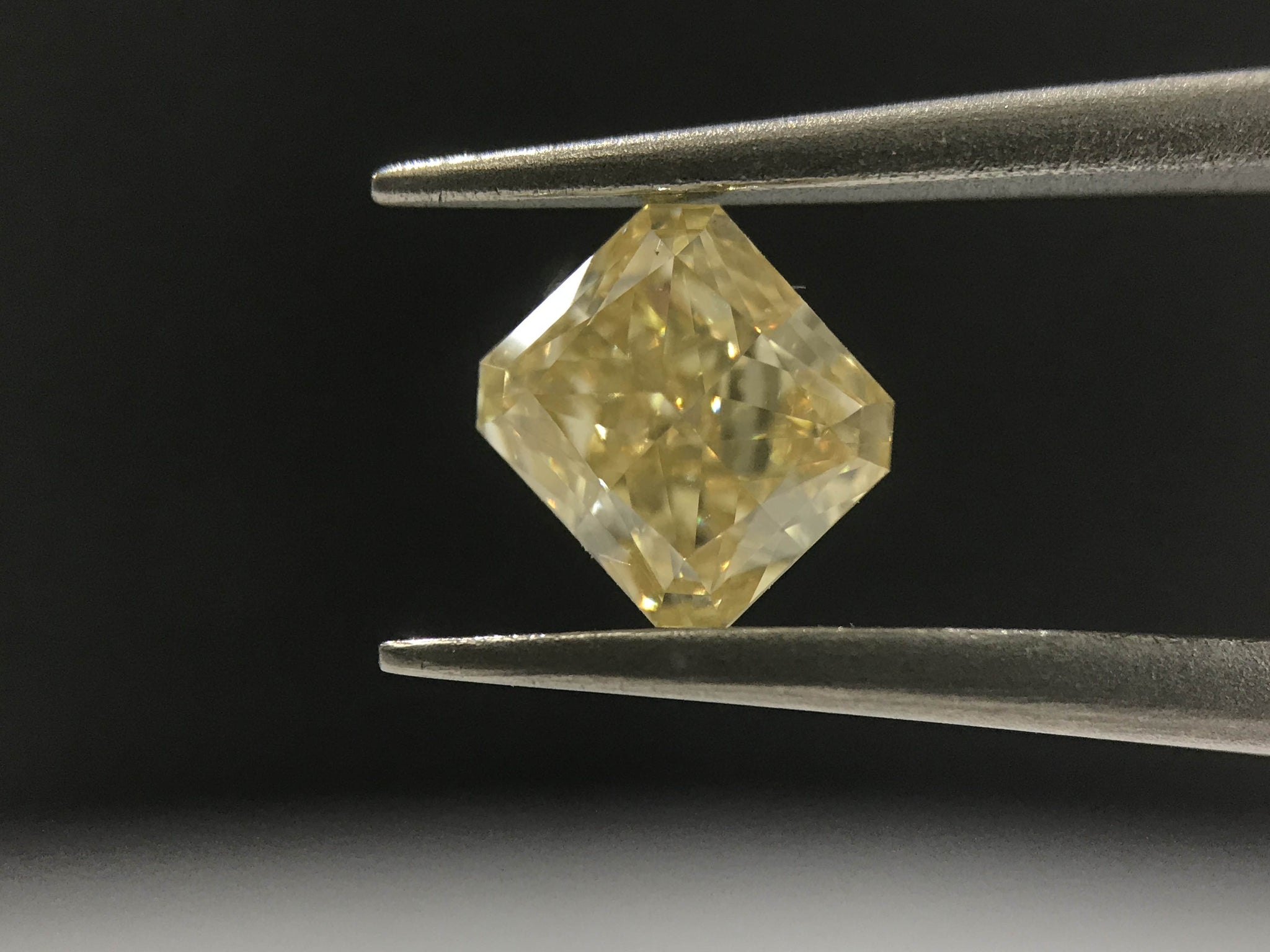 イエローラボダイヤモンド 0.63ct ラディアントカット VS2 鑑定書付き