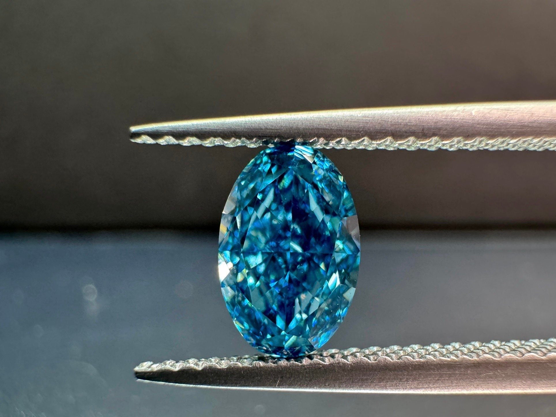 ブルーラボダイヤモンド 1.11ct オーバルカット VVS2 鑑定書付き