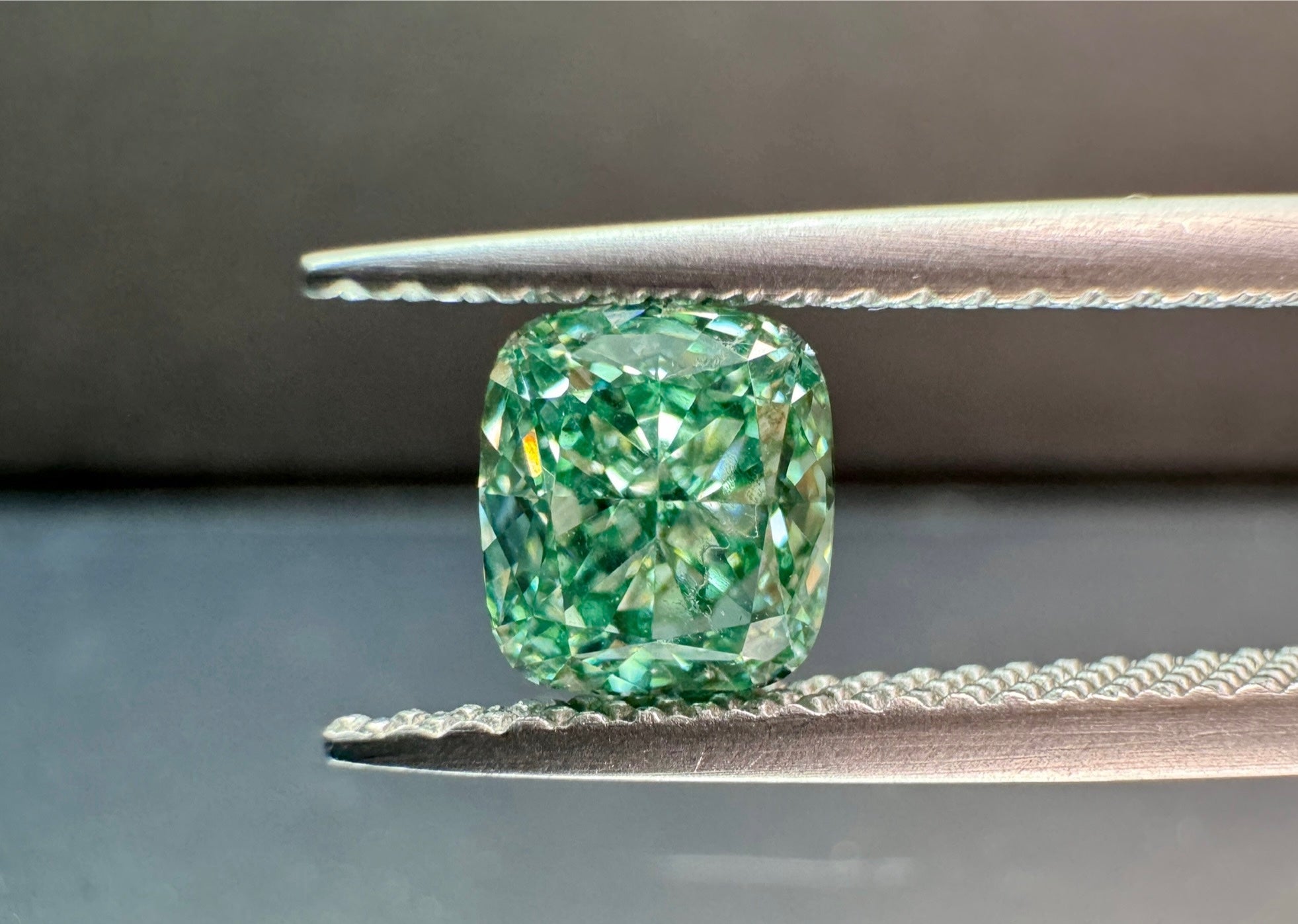 グリーンラボダイヤモンド 1.02ct クッションカット VS2 鑑定書付き